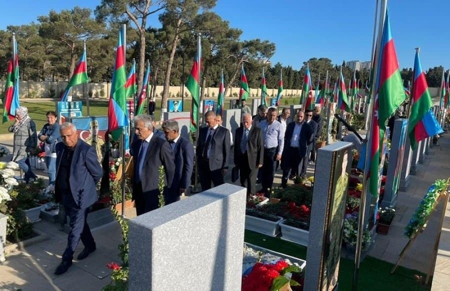 İqtisadiyyat İnstitutunun əməkdaşları Qəhrəmanlar Xiyabanını ziyarət ediblər 1