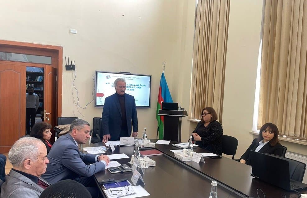 “Milli iqtisadiyyatda insan amilindən istifadənin səmərəliliyinin artırılması” mövzusunda dissertasiya işi müdafiə olunub