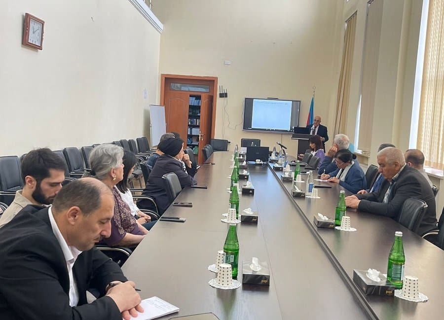 На научном семинаре обсуждены проблемы развития фондового рынка в Азербайджане