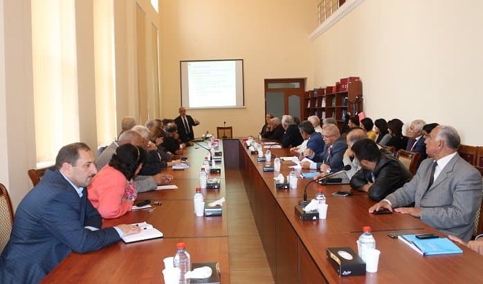 “Kreativ iqtisadiyyat” Diskussiya Klubunda Bank Tədris Mərkəzinin direktoru Cavanşir Abdullayevin təqdimatı 16.10.2015. 2