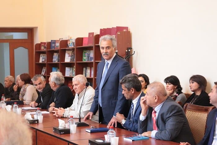 “Kreativ iqtisadiyyat” Diskussiya Klubunda Bank Tədris Mərkəzinin direktoru Cavanşir Abdullayevin təqdimatı 16.10.2015. 3