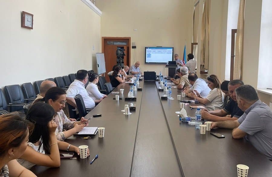 Şöbələrin birgə iclasında doktorluq dissertasiya işi müzakirə edilib 2