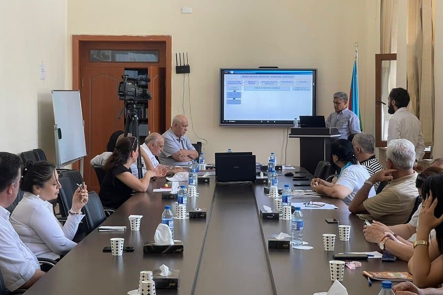 Şöbələrin birgə iclasında doktorluq dissertasiya işi müzakirə edilib 3