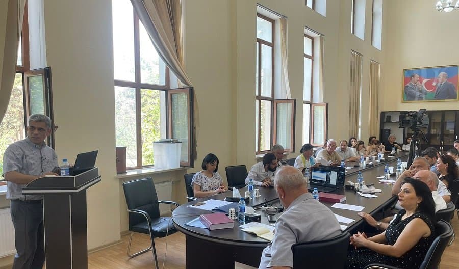 Şöbələrin birgə iclasında doktorluq dissertasiya işi müzakirə edilib