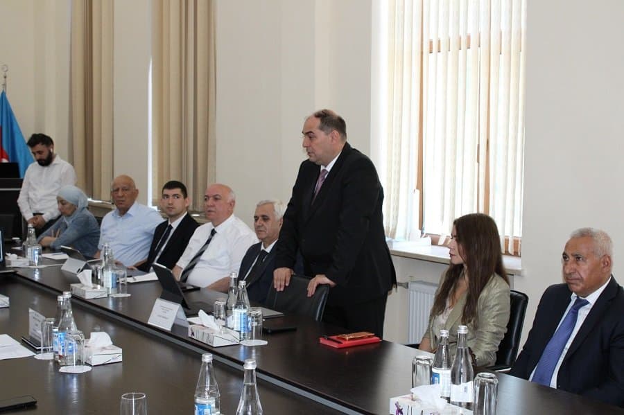 Bərpa Olunan Enerji Mənbələri Dövlət Agentliyinin direktoru İqtisadiyyat İnstitutunun elmi seminarında çıxış edib 4