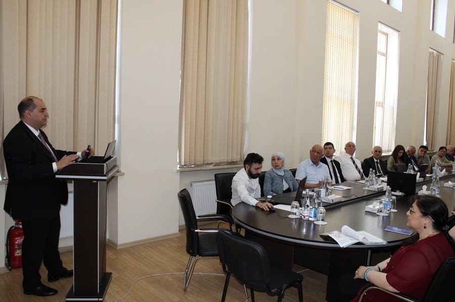 Bərpa Olunan Enerji Mənbələri Dövlət Agentliyinin direktoru İqtisadiyyat İnstitutunun elmi seminarında çıxış edib 6