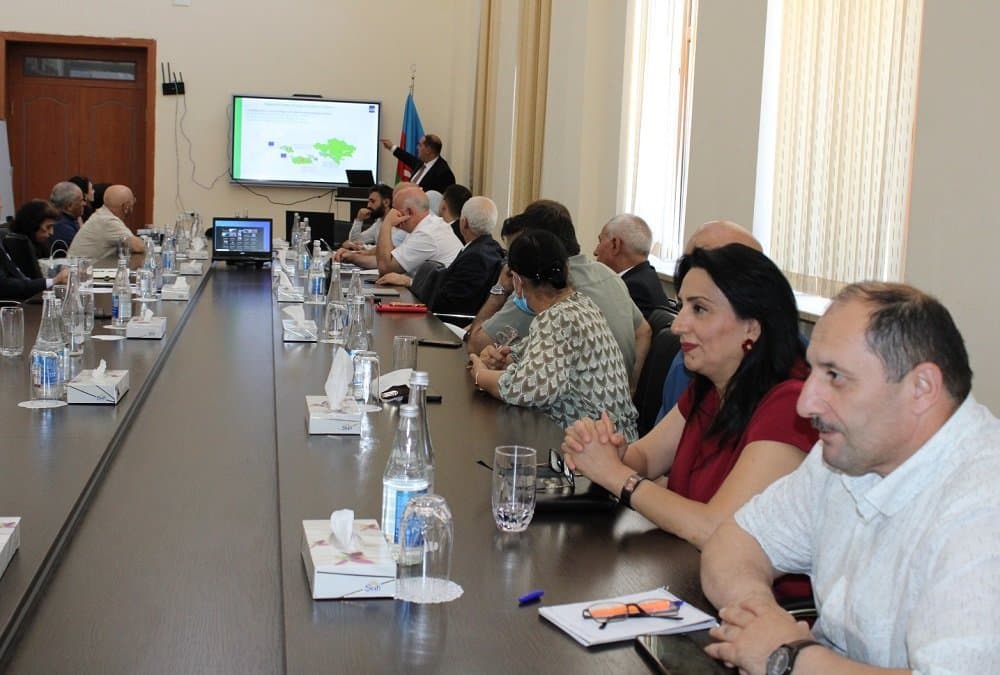 Bərpa Olunan Enerji Mənbələri Dövlət Agentliyinin direktoru İqtisadiyyat İnstitutunun elmi seminarında çıxış edib 7