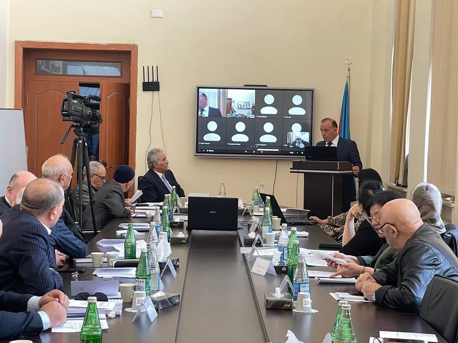 Dissertasiya Şurasında Azərbaycanın istehlak bazarında marketinq fəaliyyətinin iqtisadi səmərəliliyinin qiymətləndirilməsi ilə bağlı dissertasiya işi müdafiə olunub 4