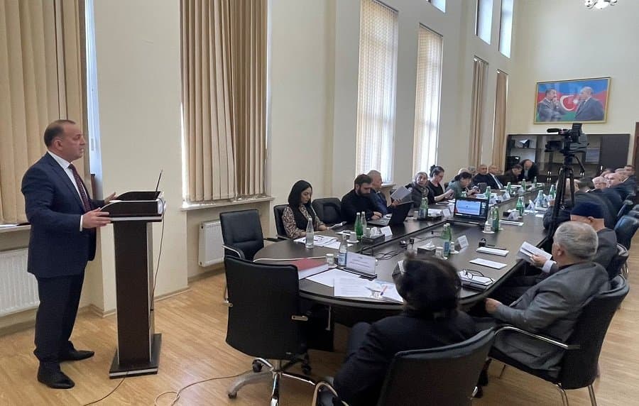 Dissertasiya Şurasında Azərbaycanın istehlak bazarında marketinq fəaliyyətinin iqtisadi səmərəliliyinin qiymətləndirilməsi ilə bağlı dissertasiya işi müdafiə olunub 3