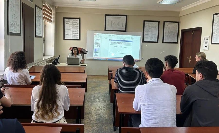 Заведующая отделом Института экономики провела практический урок в АУАС