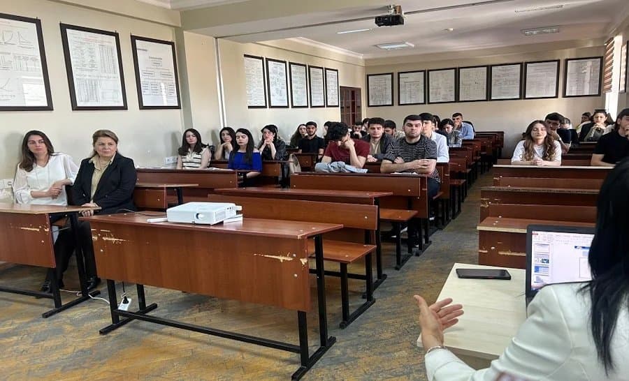 Заведующая отделом Института экономики провела практический урок в АУАС 2