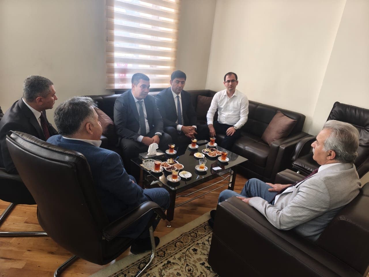 Özbəkistan və Türkiyədən olan tədqiqatçılar İqtisadiyyat İnstitutunda olublar 2