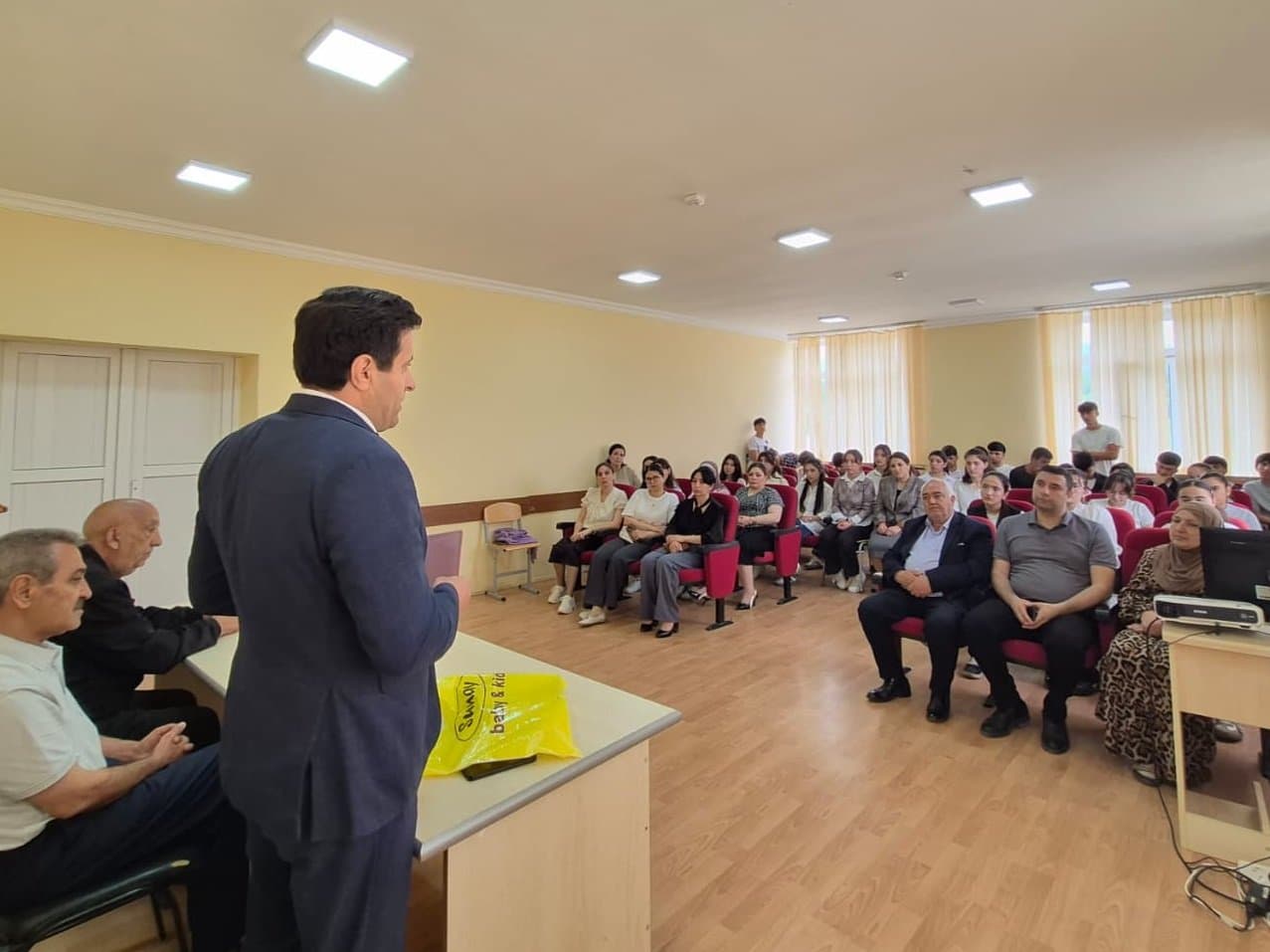 İqtisadiyyat İnstitutunun əməkdaşları Quba rayonunda müəllim və şagirdlərlə görüşüblər 2
