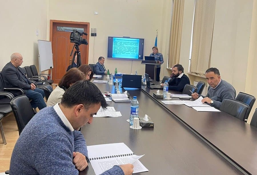 Elmi seminarda “Azərbaycanda özəl səhiyyə müəssisələrinin dövlət tənzimlənməsi mexanizminin təkmilləşdirilməsi” müzakirə edilib