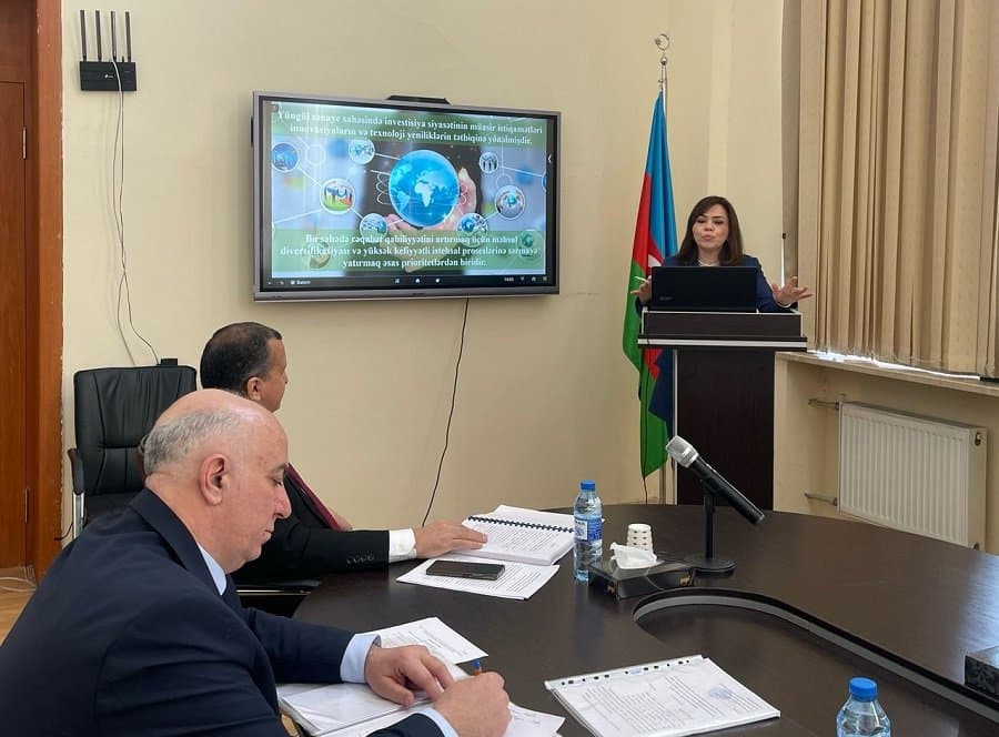 Elmi seminarda “Yüngül sənaye sahəsində investisiya siyasətinin müasir istiqamətləri” müzakirə edilib 2