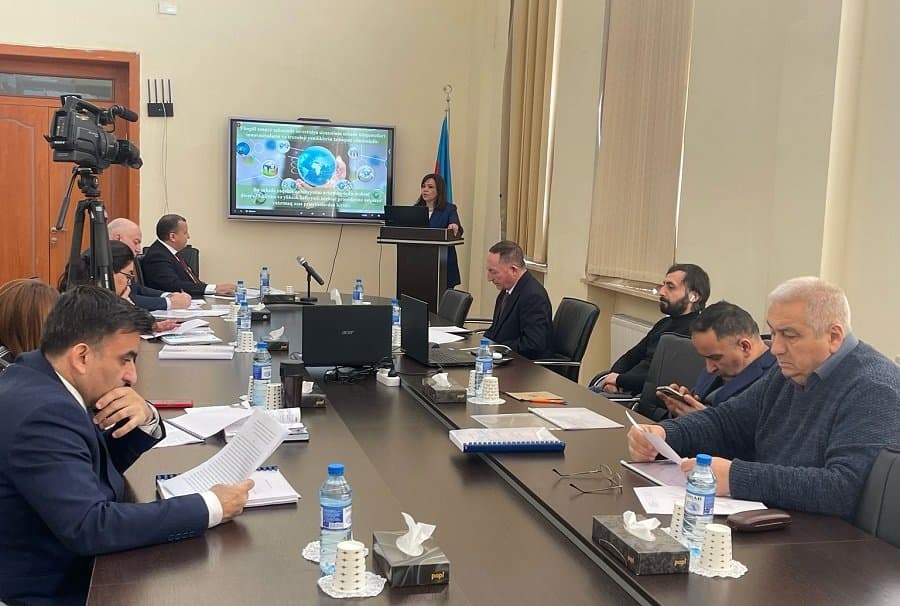 Elmi seminarda “Yüngül sənaye sahəsində investisiya siyasətinin müasir istiqamətləri” müzakirə edilib