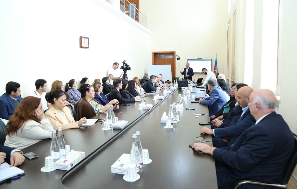 Professor Nazim Müzəffərli Daimi Elmi Seminarda təqdimatla çıxış edib